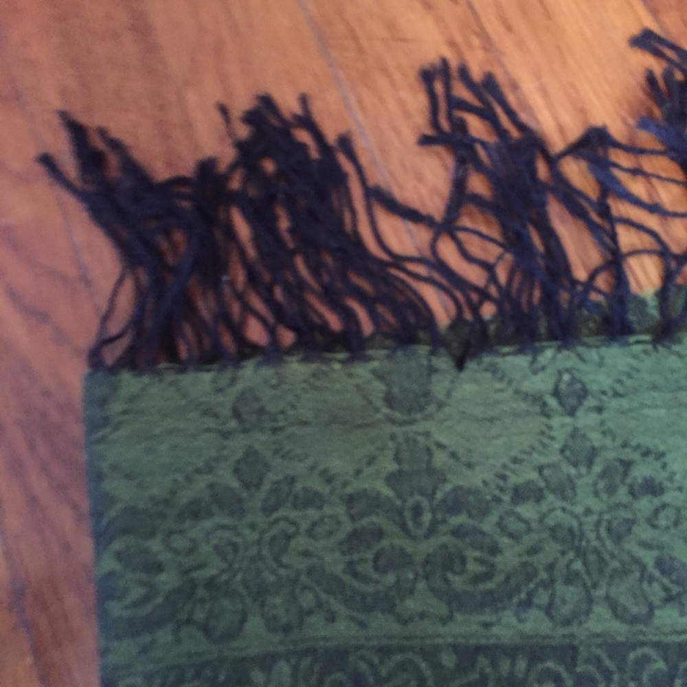 NWOT green and black boho scarf wrap - Picture 2 of 5